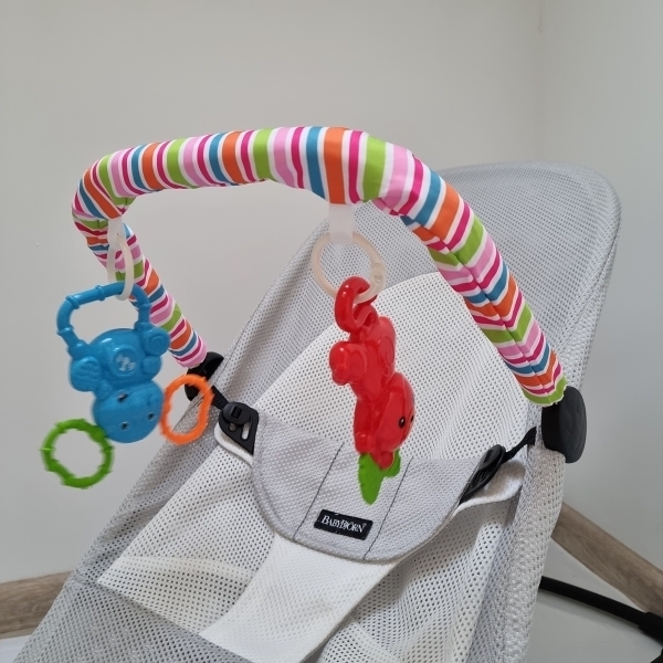Hranatá hračka na lehátko BabyBjörn, barevná – Opice