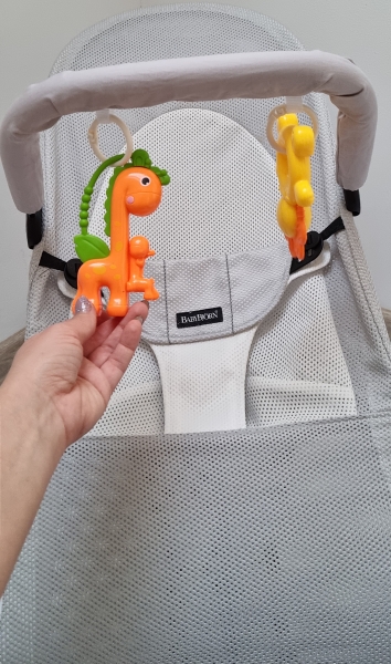 Hranatá hračka na lehátko BabyBjörn, šedá - Žirafa