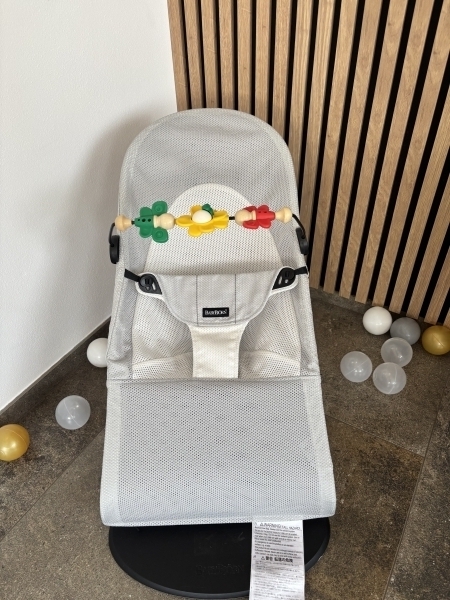 Lehátko Babybjörn Balance Soft Silver-White Mesh s hračkou